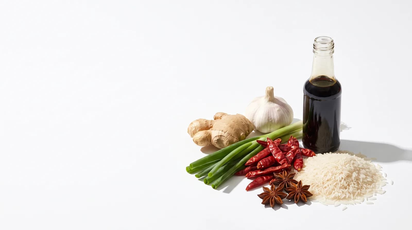 Jengibre, ajo, cebollín, chiles secos, anís estrella, arroz y salsa de soya.