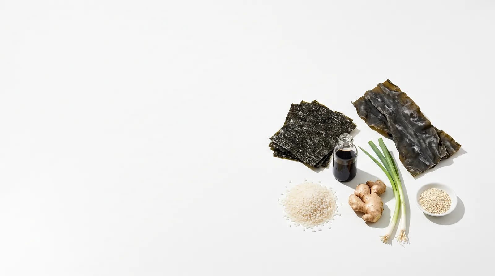 Alga seca, kombu, arroz de grano corto, salsa de soya, jengibre, cebollín y ajonjolí.
